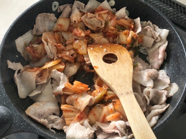 辛さの中にも旨味あり！豚肉と大根のチゲ鍋レシピ_作り方