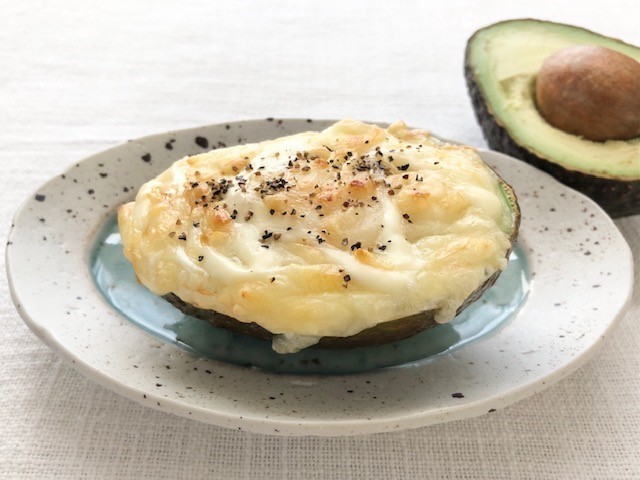 トースターで簡単！ アボカドと卵のチーズボートのレシピ