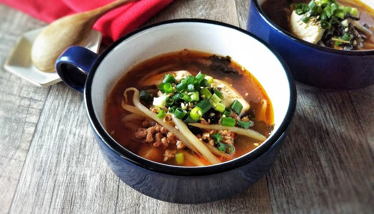キムチの素でつくる簡単レシピ！豆腐とひき肉のピリ辛海苔スープ