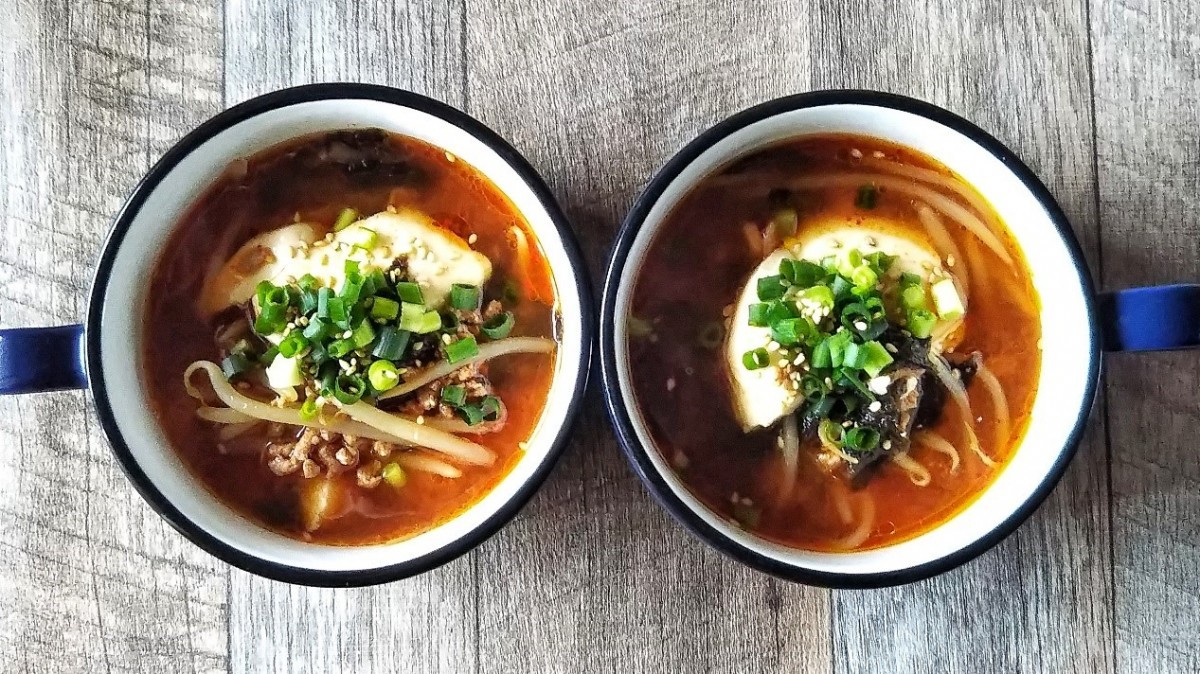 キムチの素でつくる簡単レシピ！豆腐とひき肉のピリ辛海苔スープ