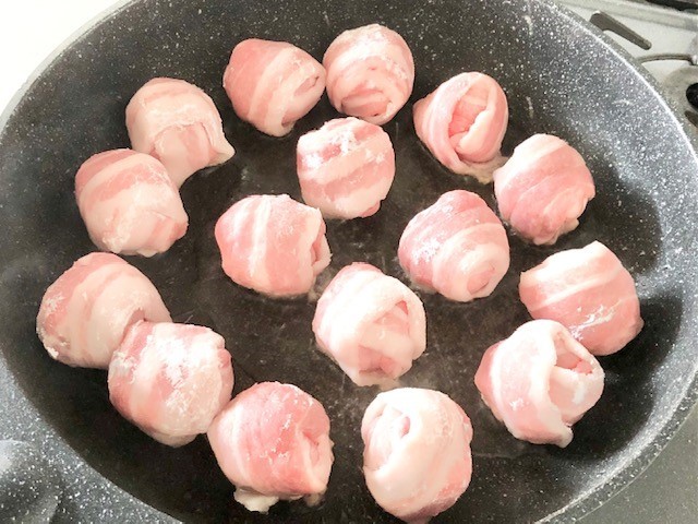簡単おいしい！「豚バラトマト巻き」のレシピ
