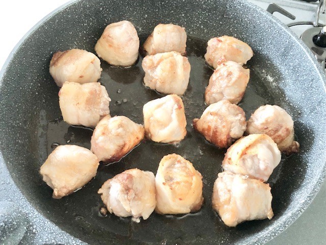 簡単おいしい！「豚バラトマト巻き」のレシピ