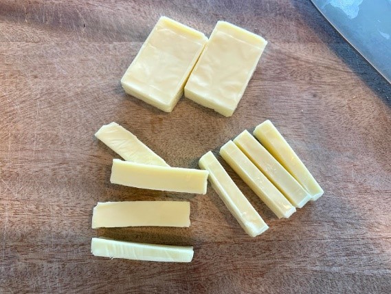生ハムで簡単おつまみ！「生ハムとチーズのサラダチキン巻き」レシピ