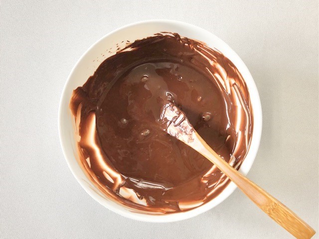 混ぜて焼くだけ！チョコレートブラウニーの基本レシピ