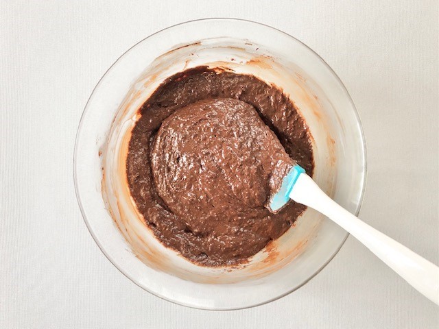 混ぜて焼くだけ！チョコレートブラウニーの基本レシピ