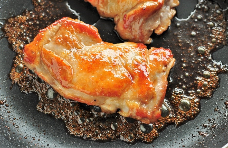簡単「照り焼きチキン丼」のレシピ。ひとつのフライパンで付け合わせも！