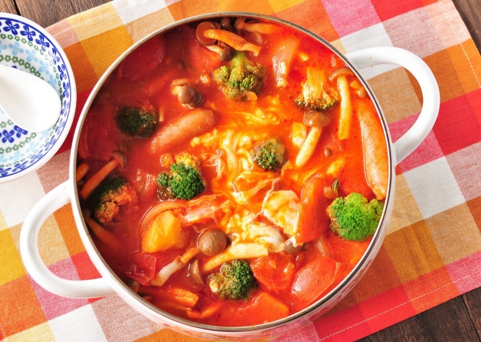 色鮮やかでおしゃれな洋風鍋。「トマト鍋」のレシピ