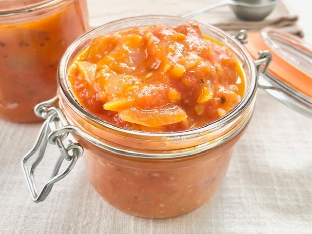 生トマトで作る「トマトソース」の基本レシピ。保存方法も解説！
