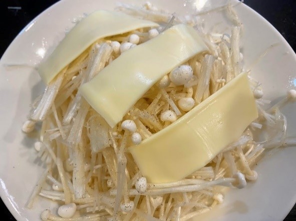 電子レンジで簡単！まるごと味わう「えのきだけのチーズ蒸し」のレシピ