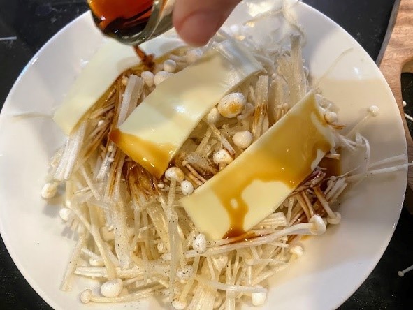 電子レンジで簡単！まるごと味わう「えのきだけのチーズ蒸し」のレシピ