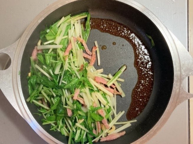 さっと炒めてしゃきしゃきに！水菜とベーコンのめんつゆ炒めのレシピ