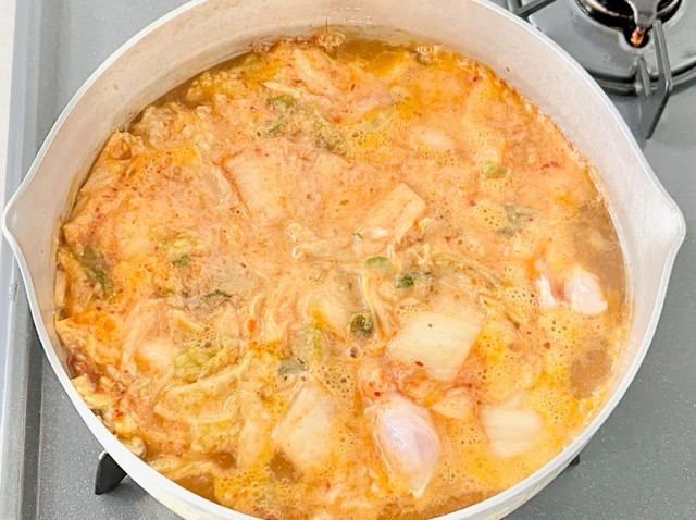 鍋ひとつで簡単！鶏キムチチゲのレシピ