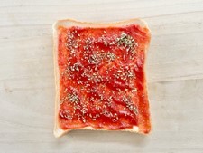 使い残しのオレガノを有効活用！風味豊かな「ピザトースト」のレシピ