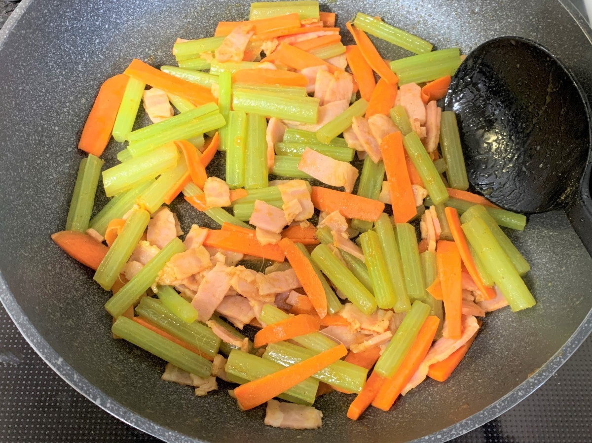 洋風献立の副菜に。ふきとにんじんのカレーコンソメ炒めのレシピ