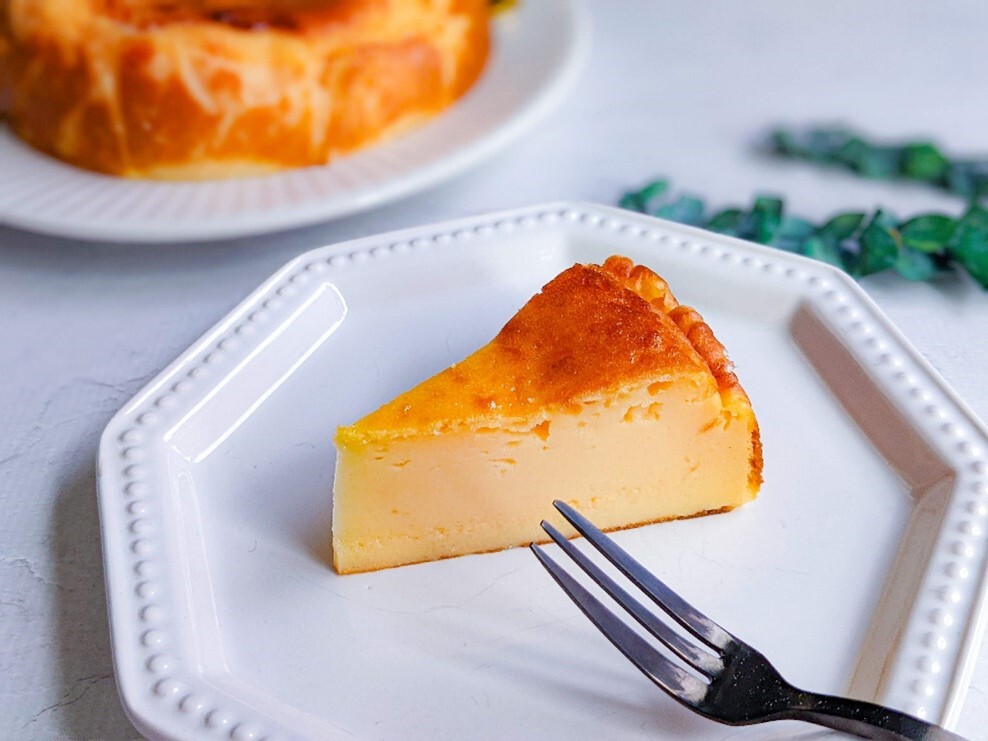 ヨーグルトで簡単「ベイクドチーズケーキ風」のレシピ。食べ方のポイントも！