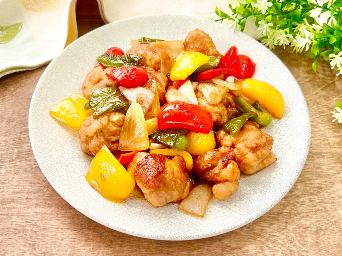 彩り豊かな「鶏肉の黒酢炒め」のレシピ。野菜たっぷりでボリューミー！