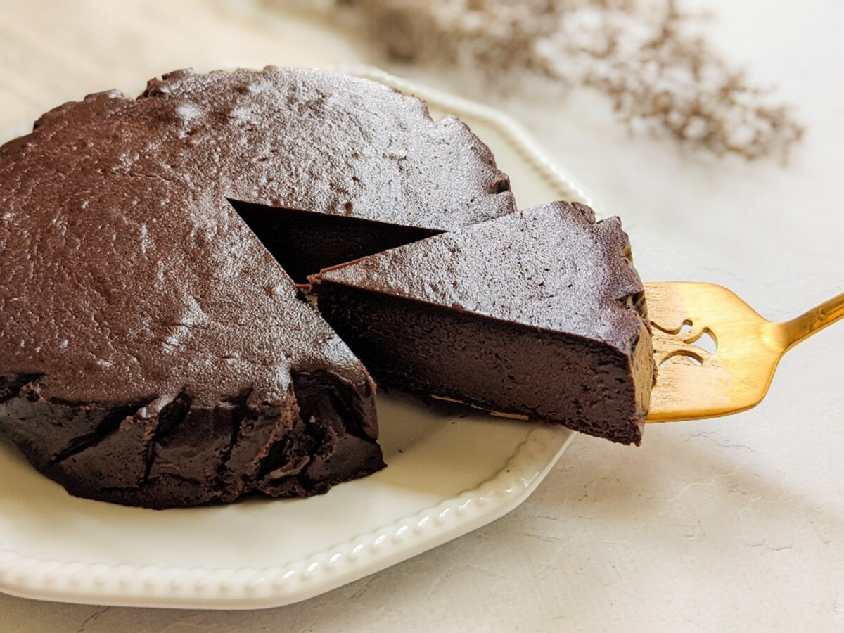 子どもに大人気！なめらか「チョコレートチーズケーキ」のレシピ【元パティシエ考案】