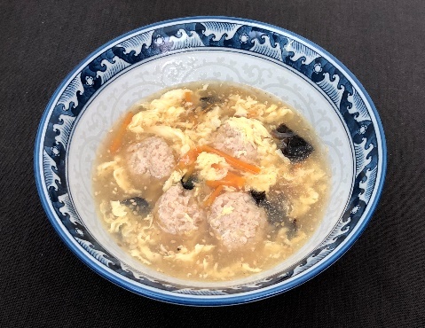 春雨入りで食べ応え抜群！　中華風鶏団子スープのつくり方・レシピ