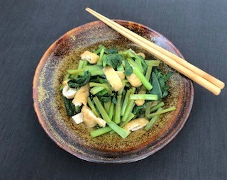 電子レンジ＆めんつゆで簡単！　小松菜と油揚げの煮浸しレシピ