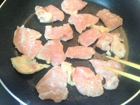 やわらかコク旨！鶏胸肉とタマネギの味噌マヨ炒めレシピ