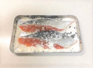 バター醤油香る！ 鮭のムニエルの基本レシピ