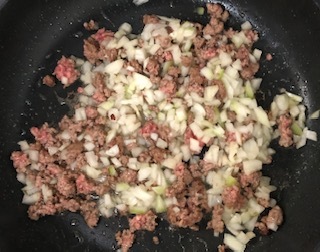 簡単人気メニュー！　ひき肉とポテトのボリュームオムレツの作り方・レシピ