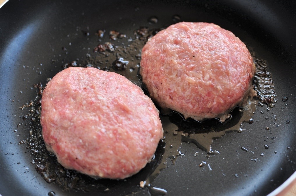 肉汁を逃さず焼き上げる。ふっくらハンバーグのレシピ