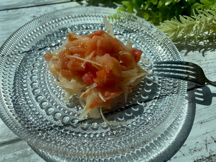 湯むき不要！冷凍トマトのひんやり「オニスラサラダ」のレシピ