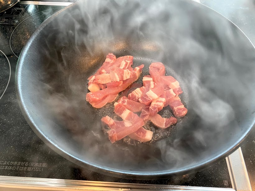 「厚切り豚肉とエリンギのバタぽん炒め」のつくり方・レシピ