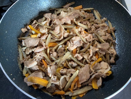 ごはんのおともやお弁当に。「豚こま肉とごぼうの甘辛炒め」レシピ