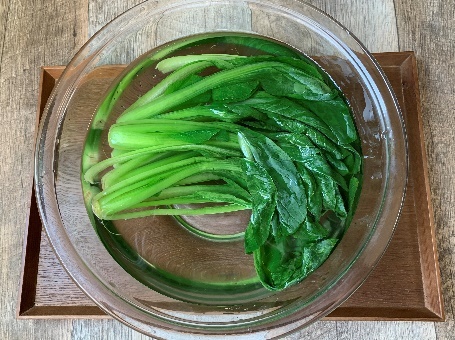 「小松菜とえのきだけの煮浸し」のレシピ。めんつゆで味付け簡単！