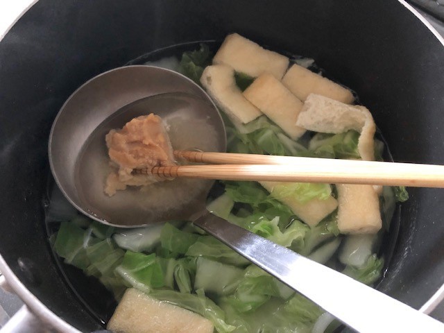 ほっとするおいしさ！白菜と油揚げのお味噌汁のレシピ