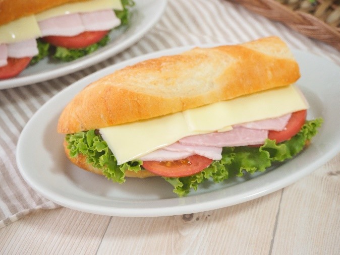 ボリュームたっぷり！フランスパンのサンドイッチのレシピ