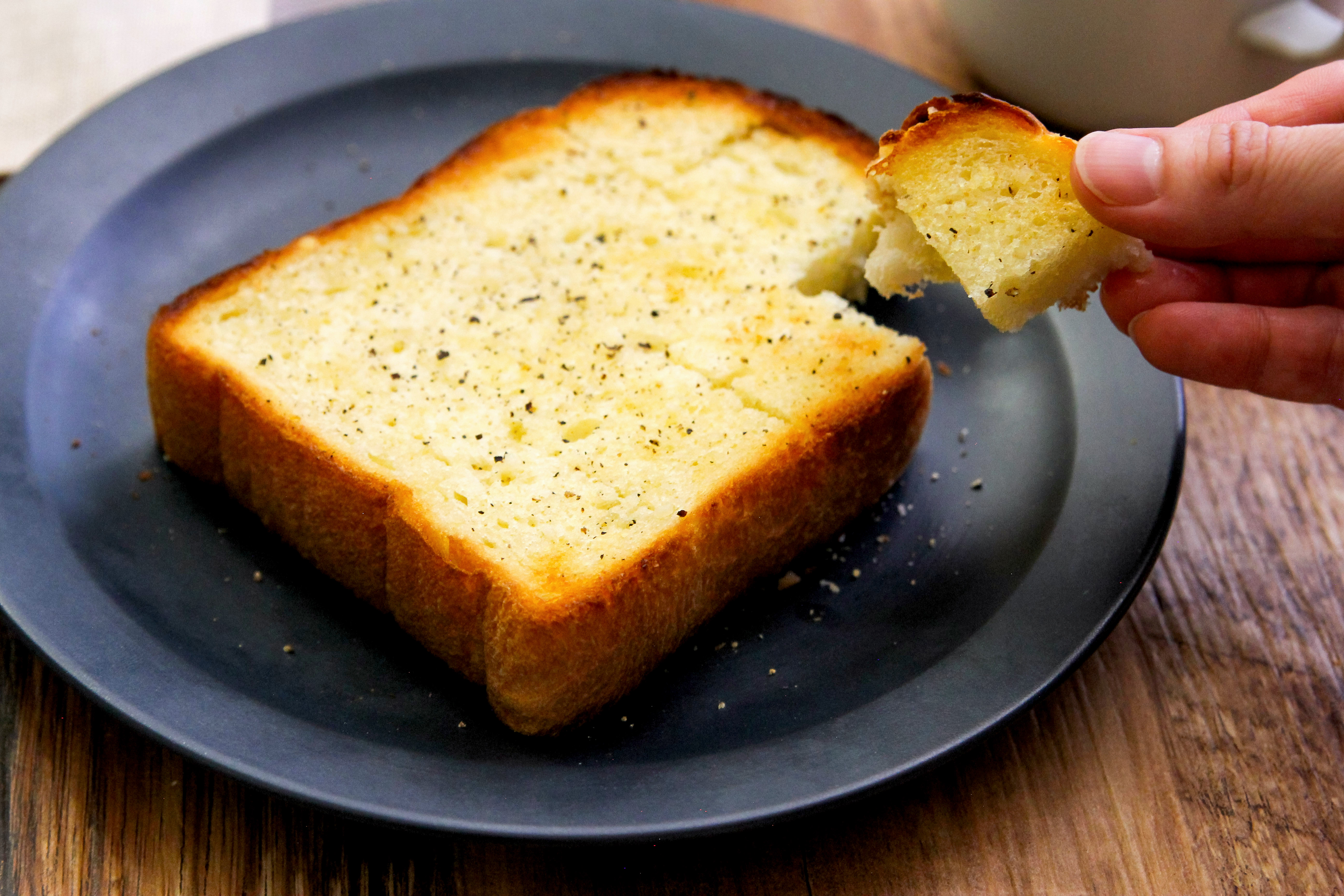 金の食パンでだし旨ガーリックトースト