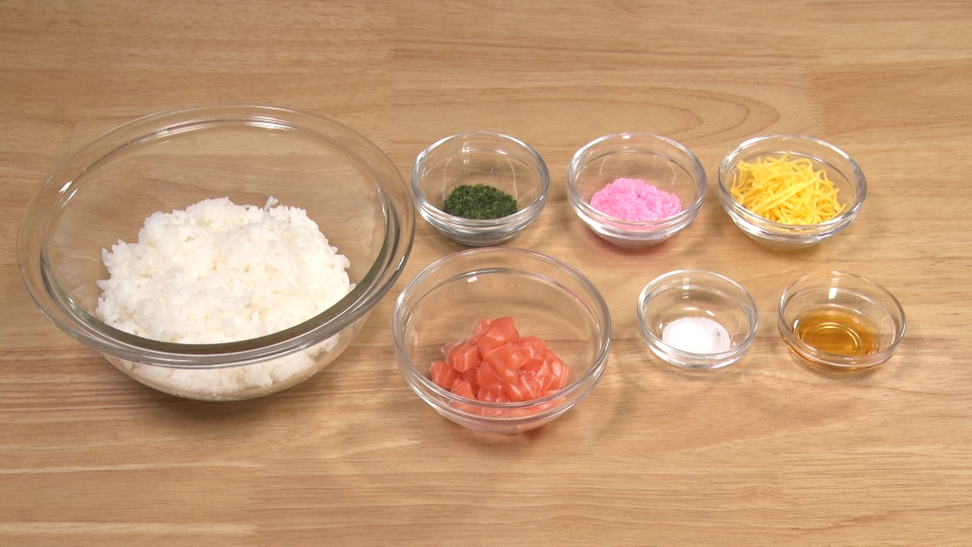 牛乳パックで作る「３色サーモンちらし寿司」