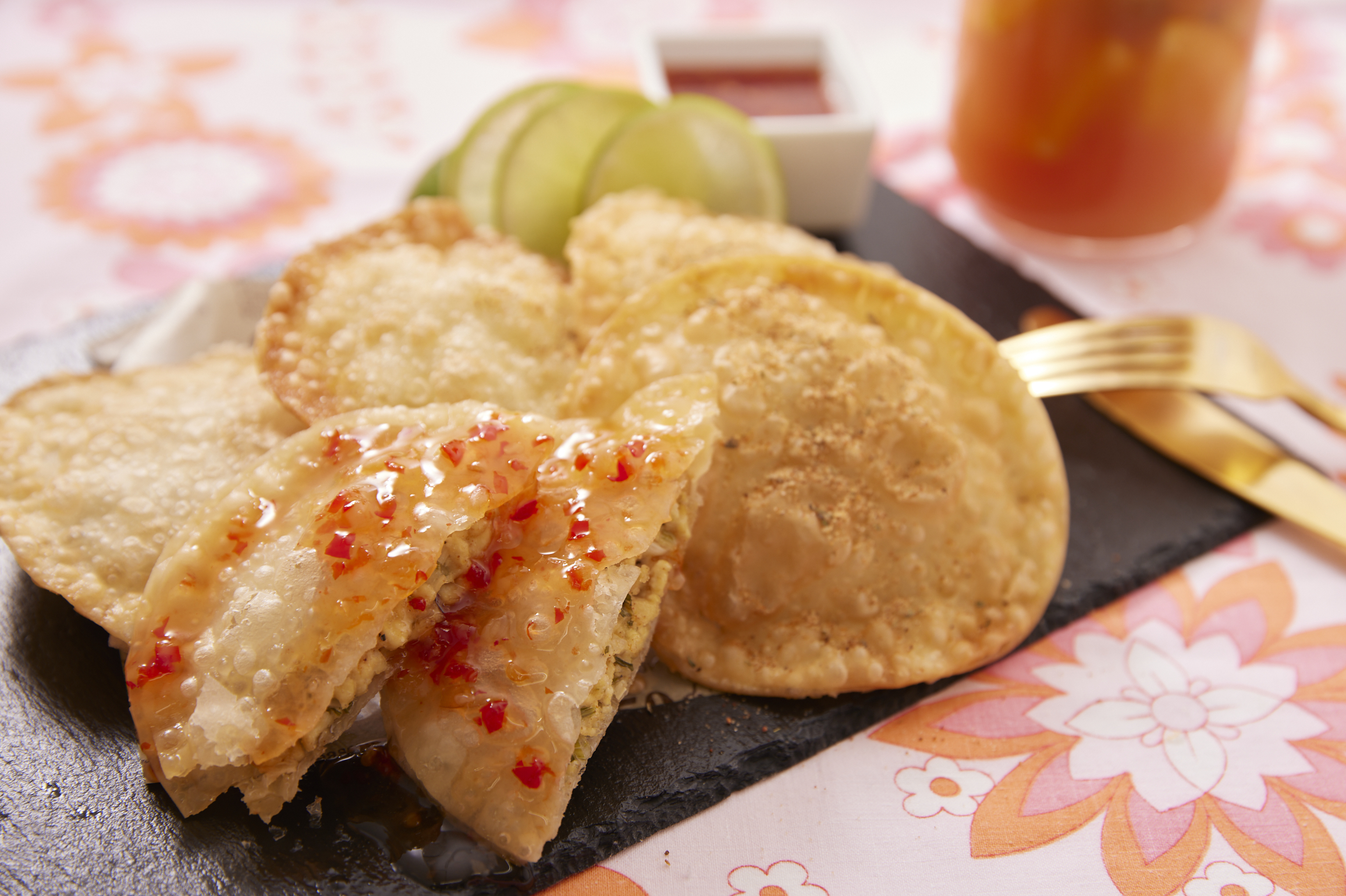 セロリと豆腐のエンパナーダ風揚げ餃子