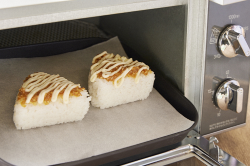 トースターで簡単！アラスカ産紅しゃけの甘味噌マヨおにぎり