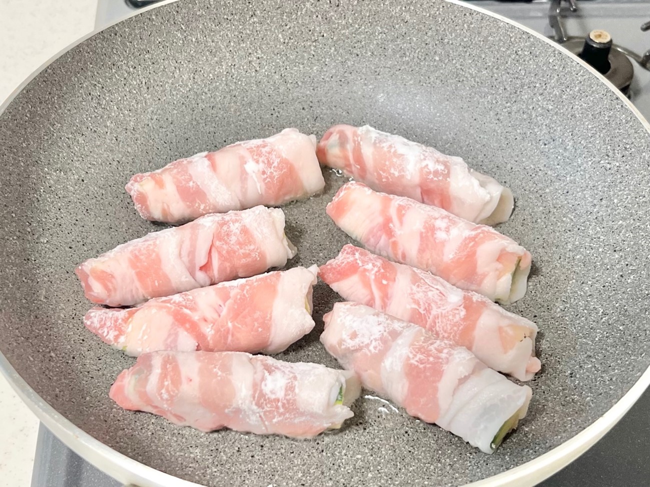 ズッキーニの豚肉巻きのレシピ。柚子こしょうポン酢だれでさっぱりジューシー！