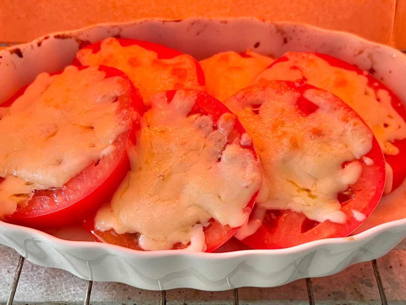 トースターで簡単「トマトのチーズ焼き」のレシピ。フライパンや電子レンジで作る方法も