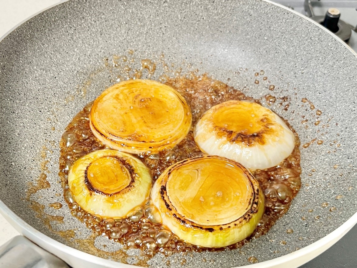 味付け簡単「玉ねぎステーキ」のレシピ。形が崩れずきれいに焼ける！