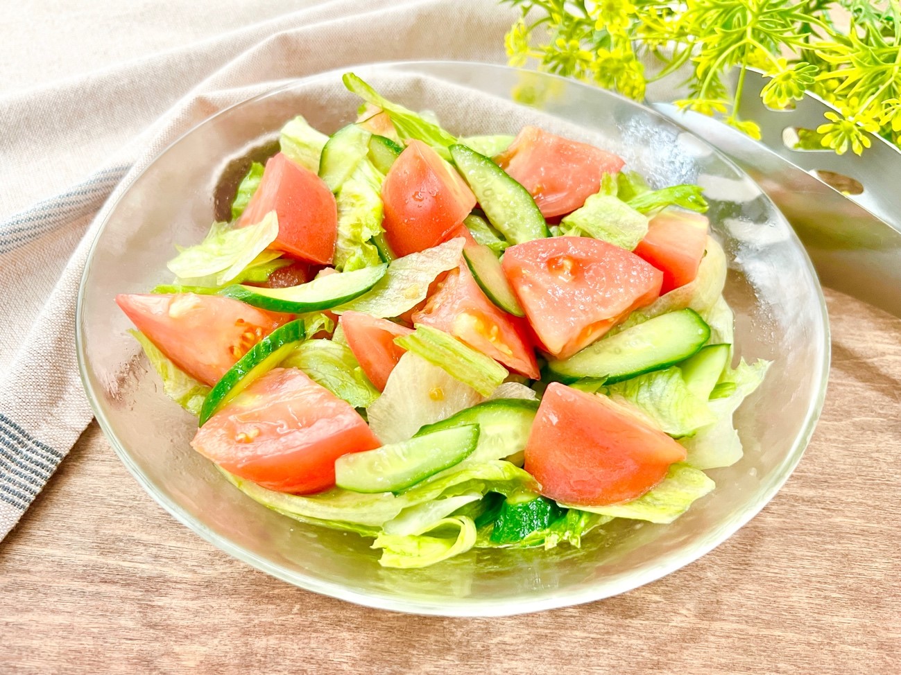 レタス・きゅうり・トマトのサラダの基本レシピ。ドレッシングも簡単手作り！ | セブンプレミアム公式