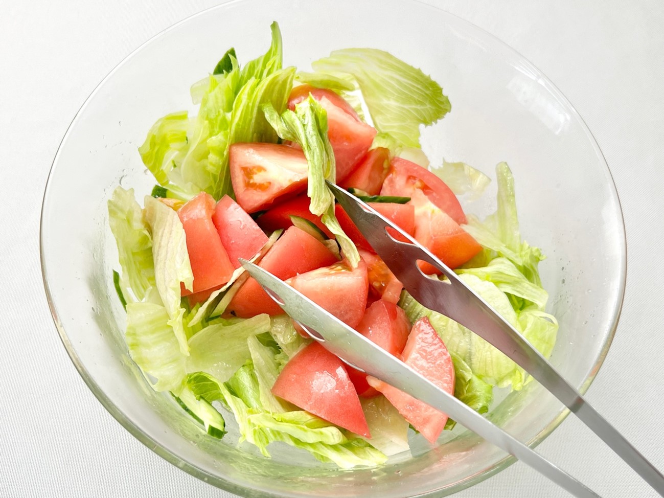 レタス・きゅうり・トマトのサラダの基本レシピ。ドレッシングも簡単手作り！