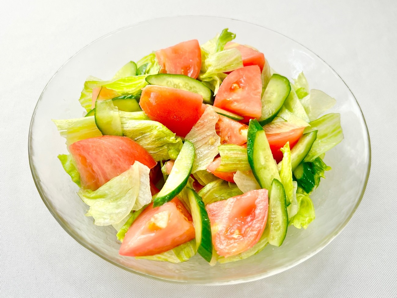 レタス・きゅうり・トマトのサラダの基本レシピ。ドレッシングも簡単手作り！