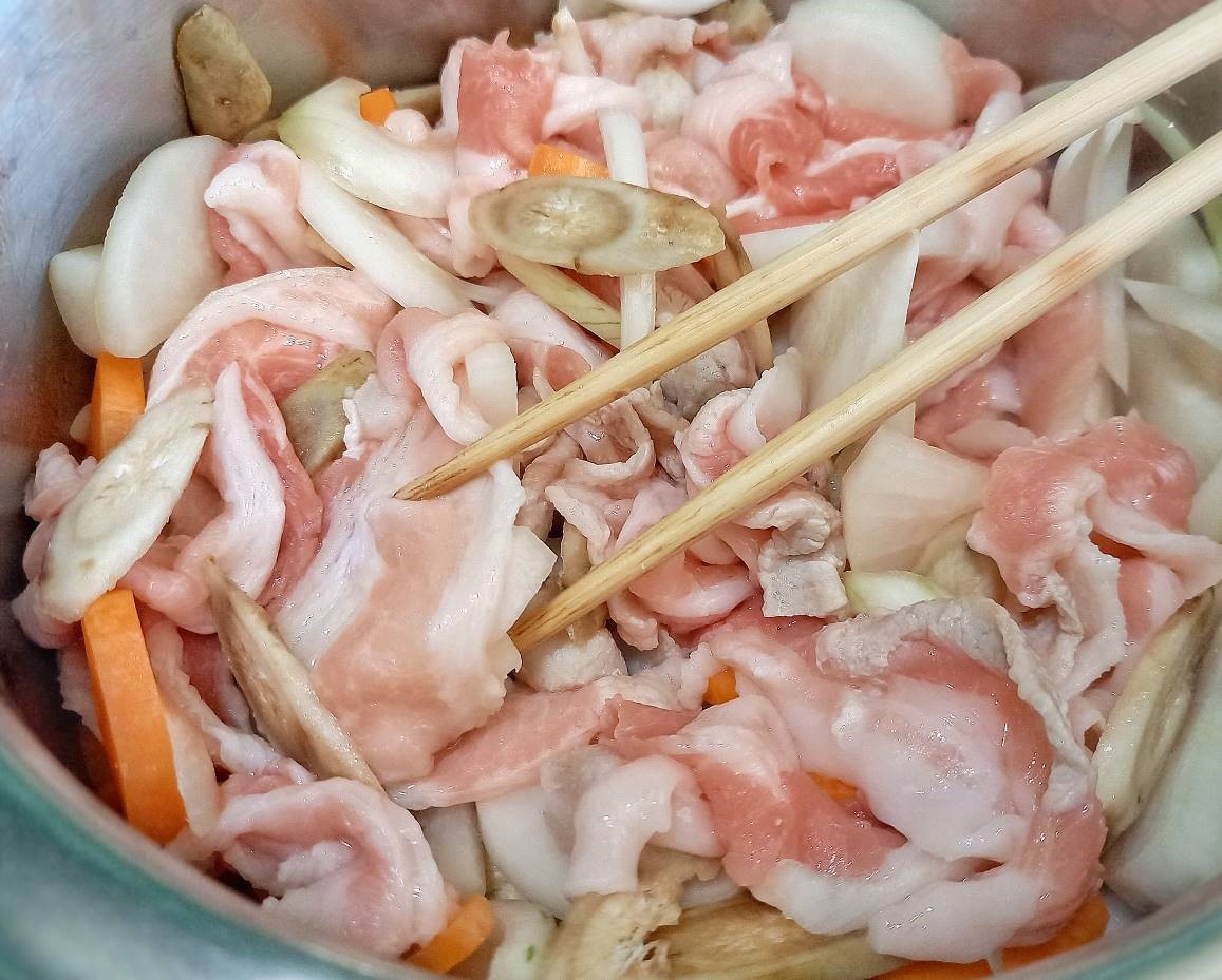 豚肉と野菜の旨味がたっぷり。具だくさん豚汁の作り方