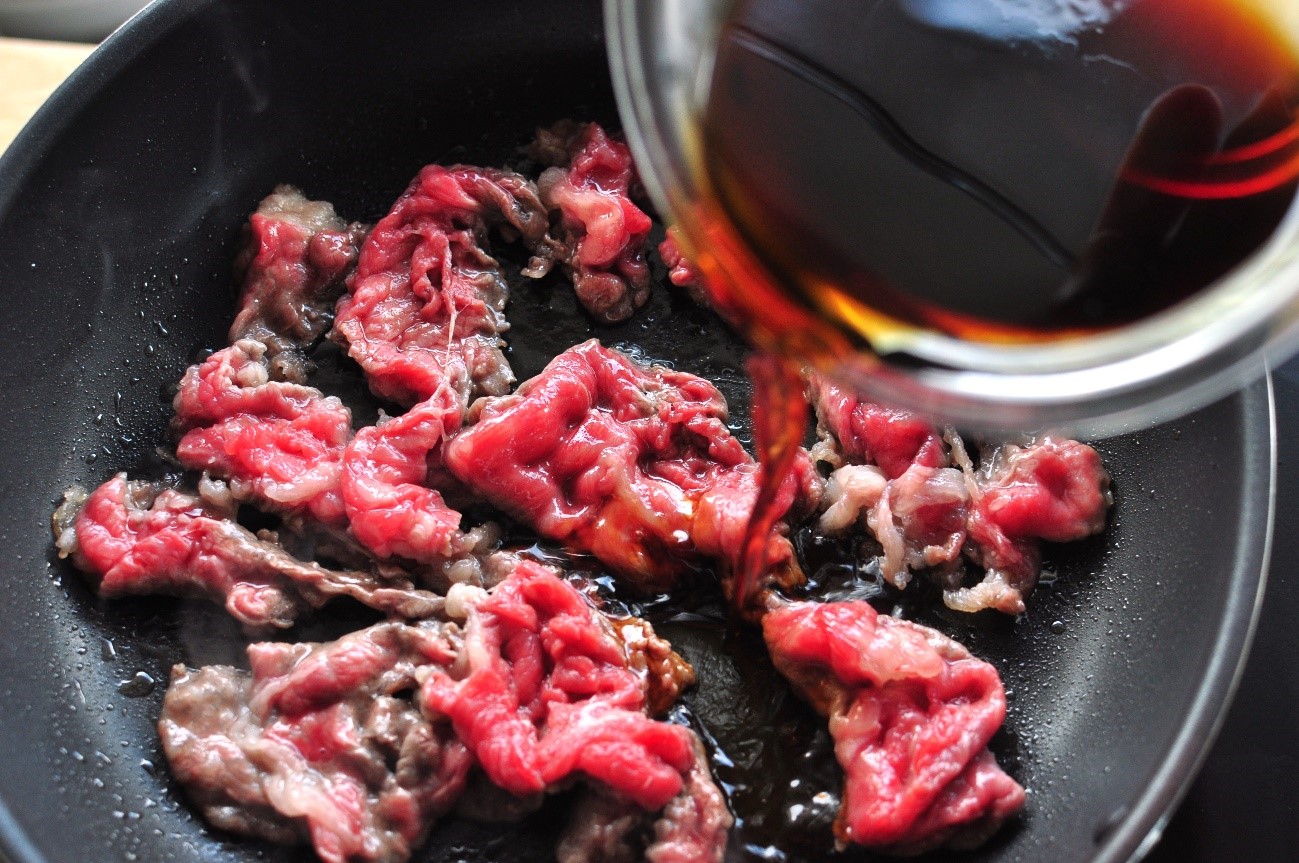 牛肉で作る肉じゃがのレシピ。お肉をやわらかく仕上げるコツ付き