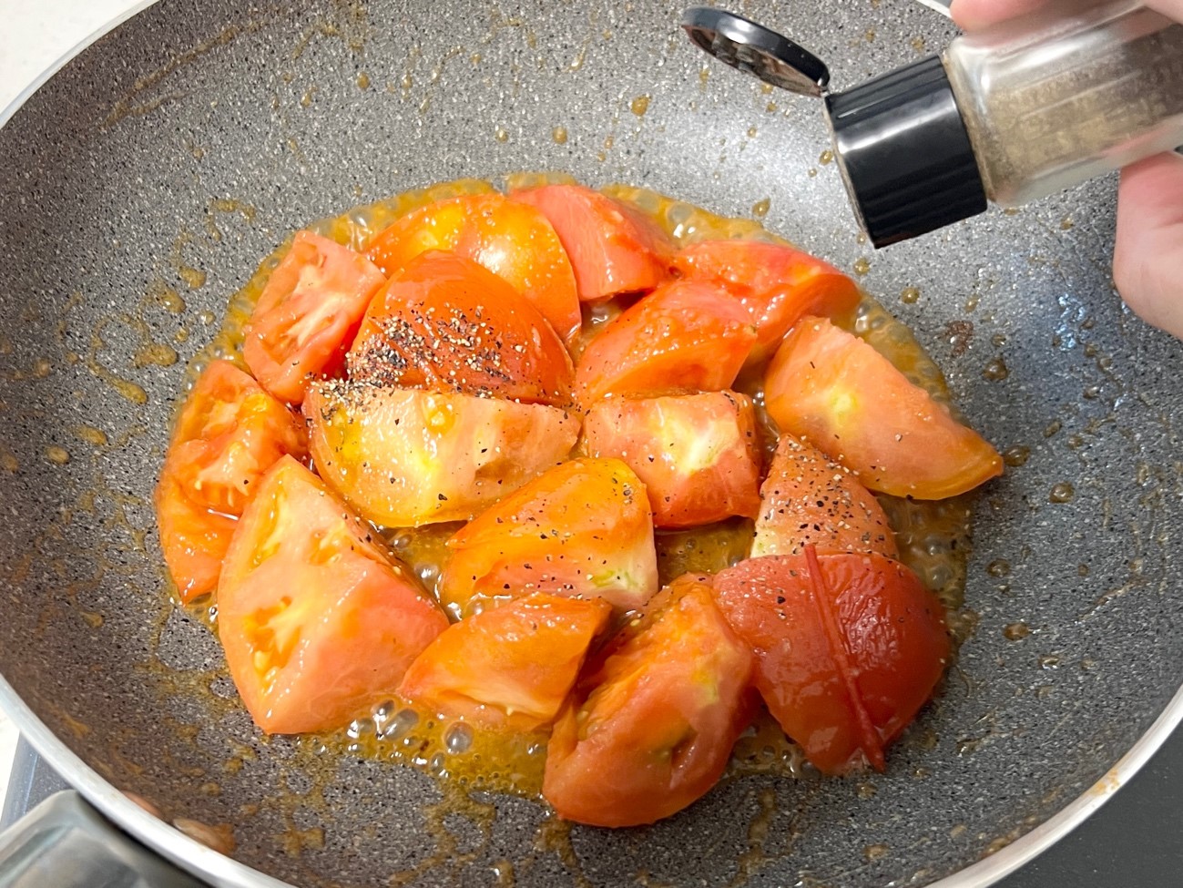 とろっとジューシー！トマトのにんにくバタポン炒めのレシピ