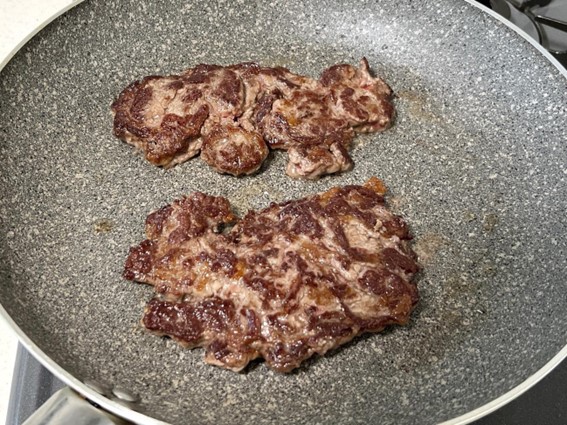 牛切り落とし肉で本格ステーキのレシピ。ジューシーに仕上げるコツも