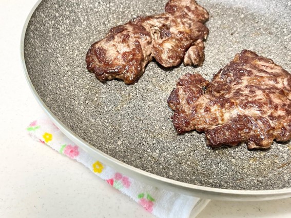 牛切り落とし肉で本格ステーキのレシピ。ジューシーに仕上げるコツも