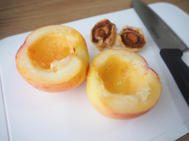 じゅわっと甘い「桃のコンポート」の基本レシピ。保存方法や日持ちも