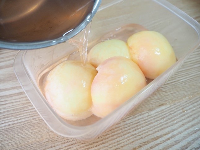 じゅわっと甘い「桃のコンポート」の基本レシピ。保存方法や日持ちも